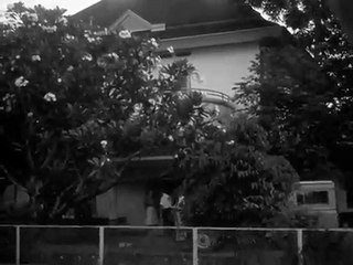 Dua wanita sekretaris Kedubes Inggris di Jakarta meninggalkan rumah dinasnya bln