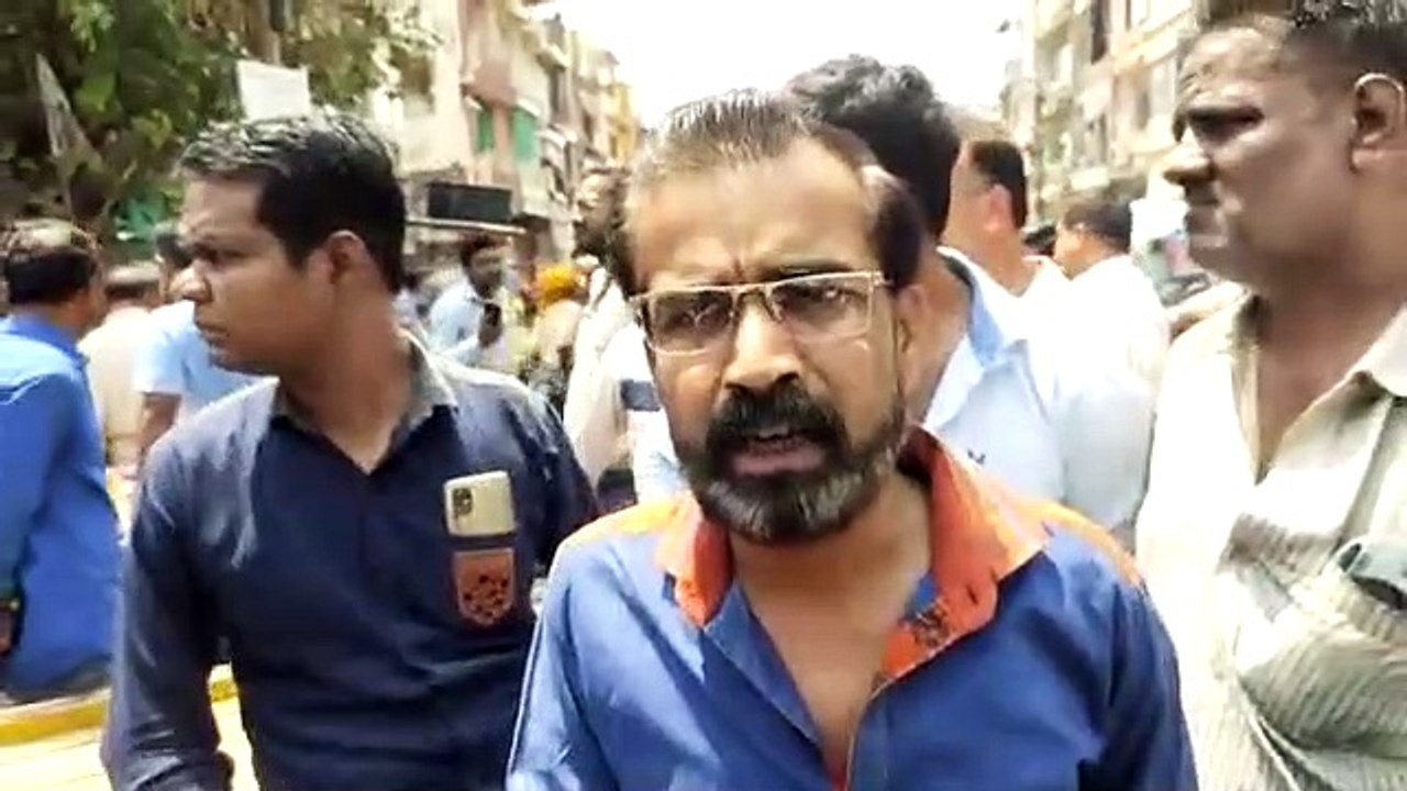 रहवासियों का फूटा आक्रोश, पार्षद पति का फूंका प...