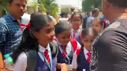 SURAT VIDEO : देखिए क्यों रो पड़े इस स्कूल के विद्यार्थी और अभिभावक