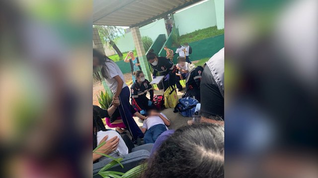 Imagens mostram adolescentes sendo socorridos no Colégio Estadual Cívico-Militar Olivo Fracaro