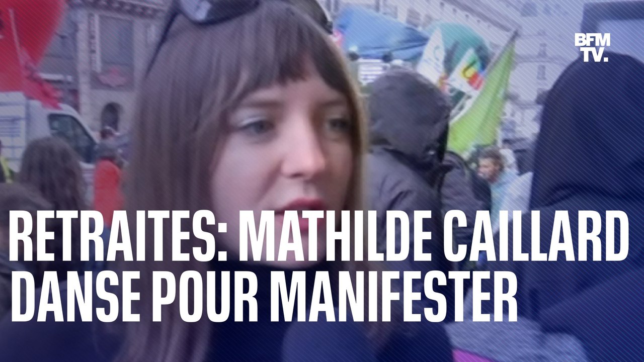 Retraites: Mathilde Caillard, membre du collectif Alternatiba Paris, danse pour manifester contre la réforme