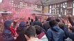 Decenas de sevillistas cantan unidos por las calles de Manchester