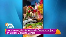 Hombre le regala decenas de flores a una mujer en bar y ella las vende