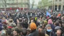 A Parigi la polizia disperde la folla a Place de la Bastille