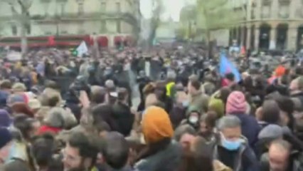 A Parigi la polizia disperde la folla a Place de la Bastille