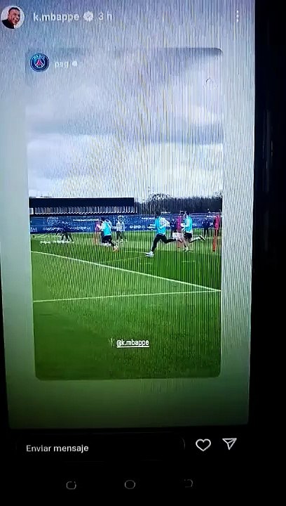 Kylian Mbappé nettoie la lucarne à l'entrainement sous les yeux de Lionel Messi