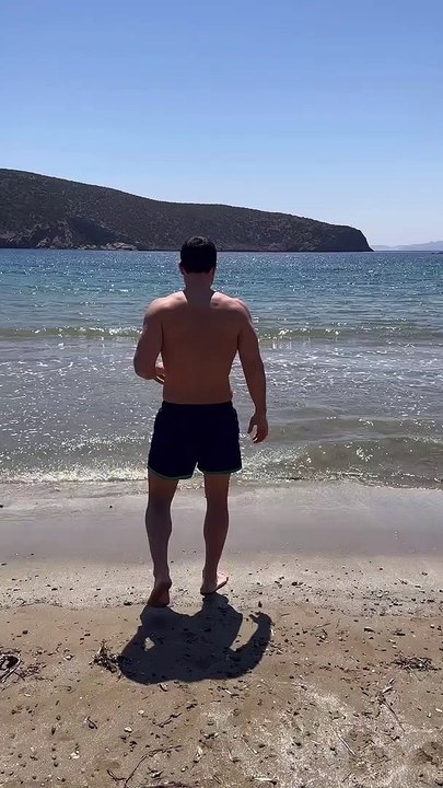 Ο Σάκης Τανιμανίδης ευχήθηκε από τη Σίφνο καλό Πάσχα με τον πιο αναπάντεχο τρόπο!