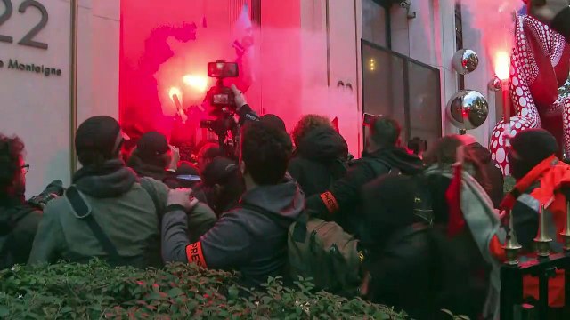 محتجون في باريس يقتحمون مقر شركة أل في أم أش للمنتجات الفاخرة