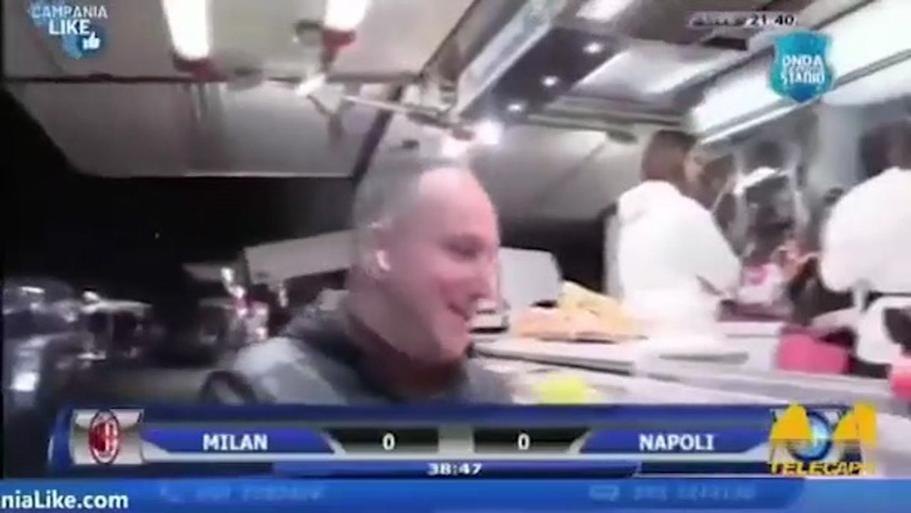 Festeggiano per il gol del Napoli contro il Milan ma poi si accorgono che è accaduto il contrario