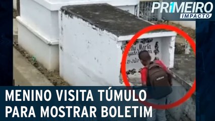 Menino visita túmulo para mostrar boletim escolar