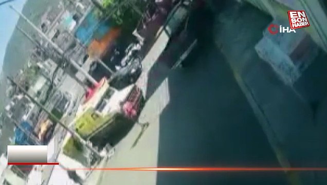 Meksika'da el freni çekilmeden unutulan minibüs sokak satıcısını ezdi