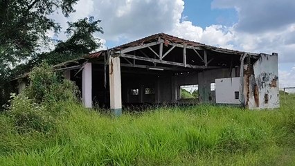 SALÃO DE BAILE E CAMPO DE FUTEBOL ABANDONADOS