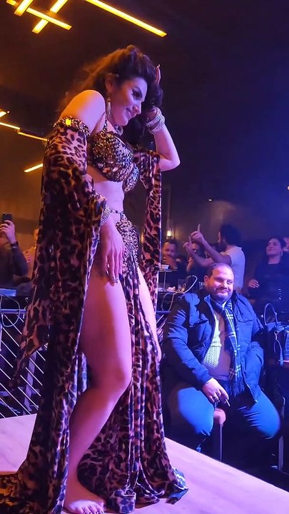 Arabic lady good proformins hot belly dance
