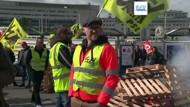 Protestos contra a reforma de pensões voltam a registar detenções e feridos em Paris