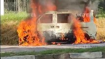 Minibús ardió en plena Doble Vía a La Guardia; sus 10 ocupantes se salvaron