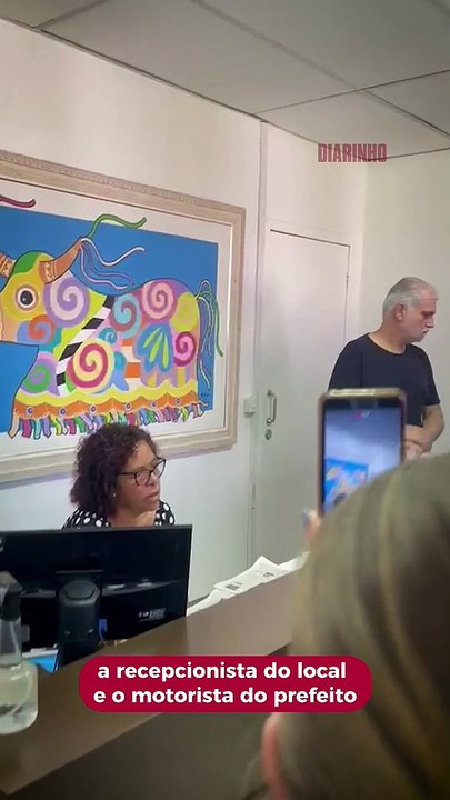 Manifestação por “segurança nas escolas” acaba em confusão na prefeitura de Itajaí