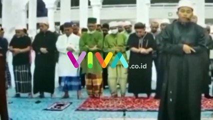 Nggak Tahan Doa Panjang, Imam Salat Dilempar Sandal!