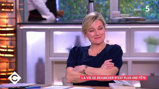 Vous êtes vraiment un sale gosse : Anne-Élisabeth Lemoine recadre Frédéric Beigbeder dans C à vous