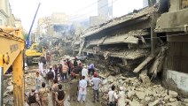 شاهد: حريق في مصنع ملابس في كراتشي يتسبب في وفاة أربعة أشخاص وانهيار المبنى