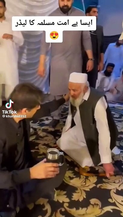 عمران خان صاحب بزرگ انسان سے پیار کر رہے ہیں
