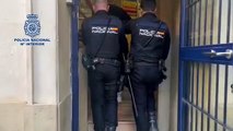 Dos policías nacionales conducen a Roger a los calabozos que tiene la Jefatura en Murcia.
