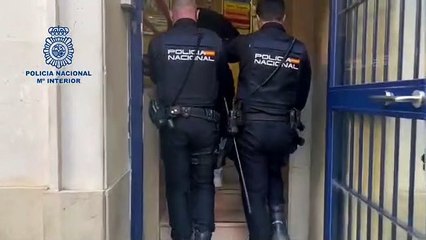 Dos policías nacionales conducen a Roger a los calabozos que tiene la Jefatura en Murcia.