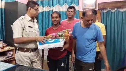 চাঁচলঃ দেশের হয়ে ক্রিকেট খেলবে মেয়ে,মহিলা তেন্ডুলেকর হওয়ার স্বপ্নে বিভোর পরিবার