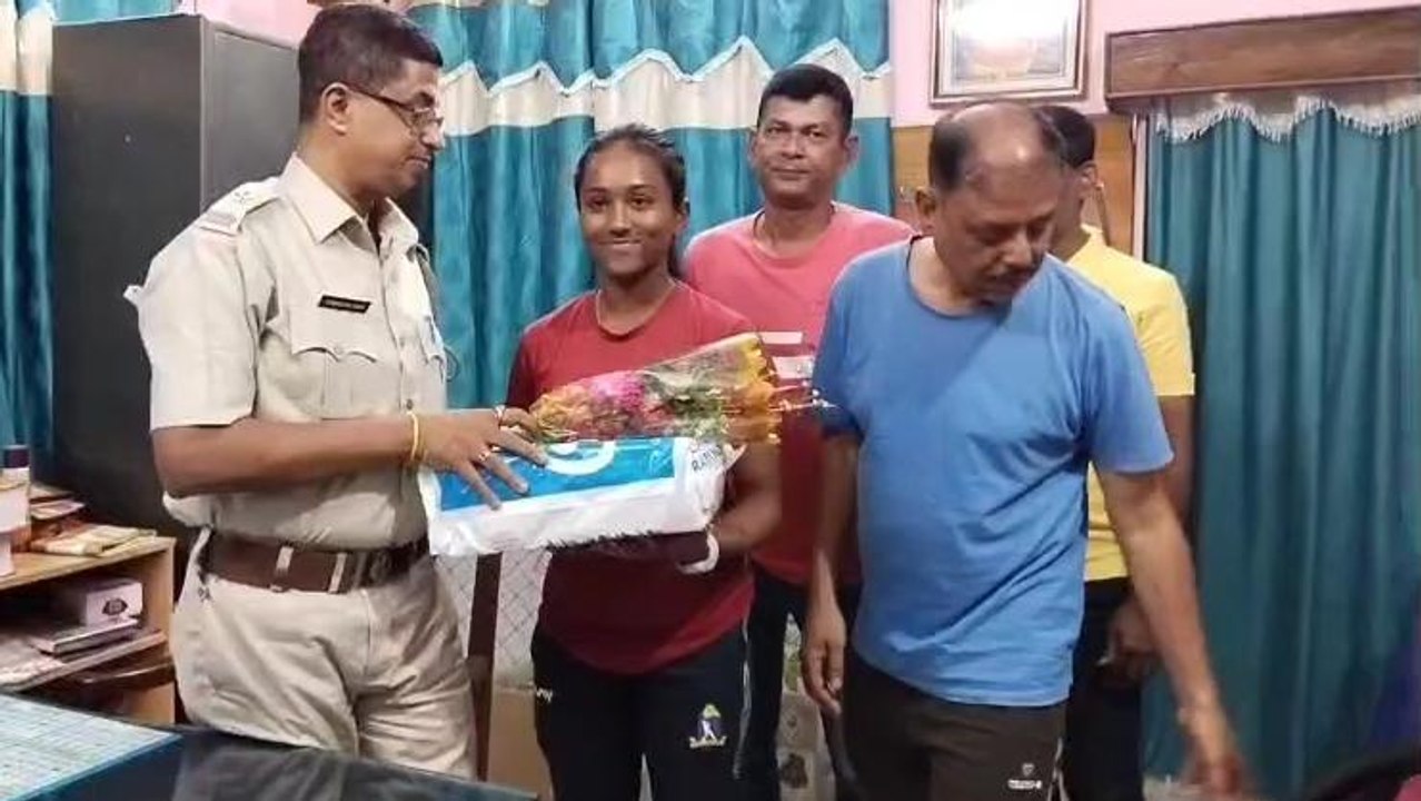 চাঁচলঃ দেশের হয়ে ক্রিকেট খেলবে মেয়ে,মহিলা তেন্ডুলেকর হওয়ার স্বপ্নে বিভোর পরিবার