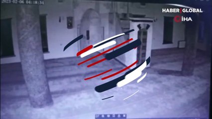 600 yıllık tarihi caminin depremde yıkıldığı anlar kamerada