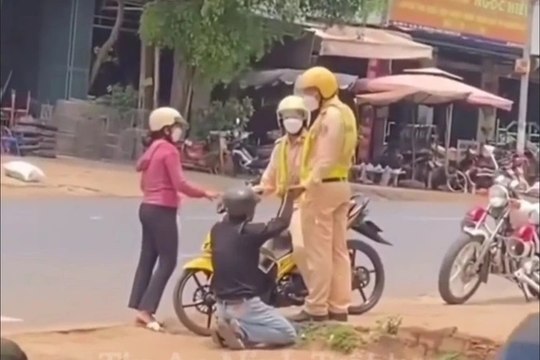 Sự thật clip nam thanh niên quỳ gối trước CSGT gây xôn xao cộng đồng mạng