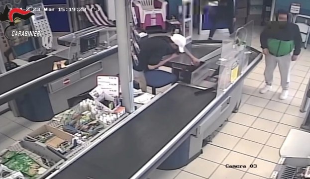 Rapinano supermercato armati di forbici: incastrati da telecamere (14.04.23)