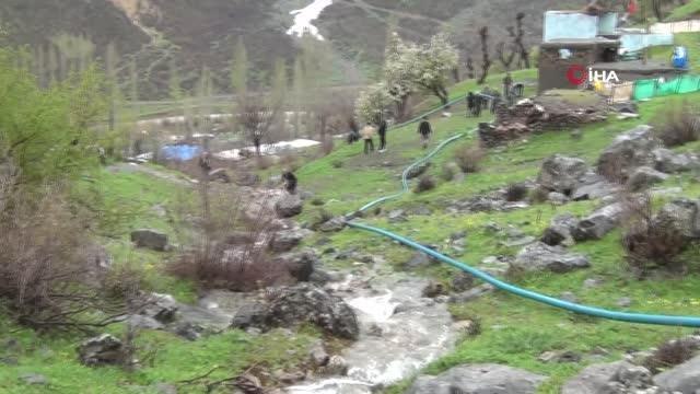 Sel nedeniyle zarar gören içme suyu şebekesini köylüler onardı