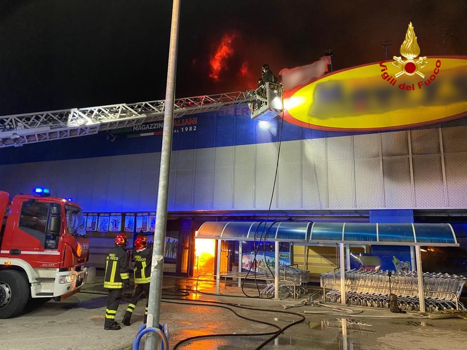 Bastia Umbra, supermercato distrutto da un ince...