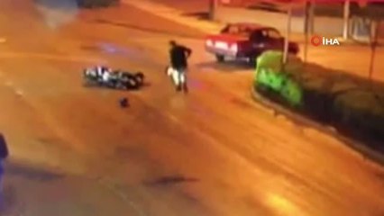 Motosikletli sürücü caddenin ortasında bekleyen otomobile böyle çarptı