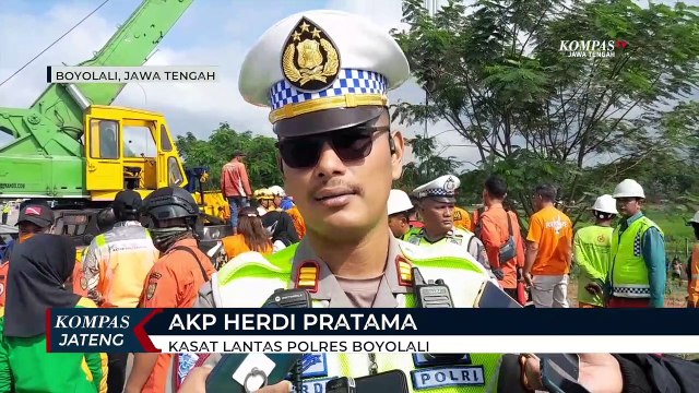Evakuasi Jenazah Korban Laka Maut Tol Semarang-Solo