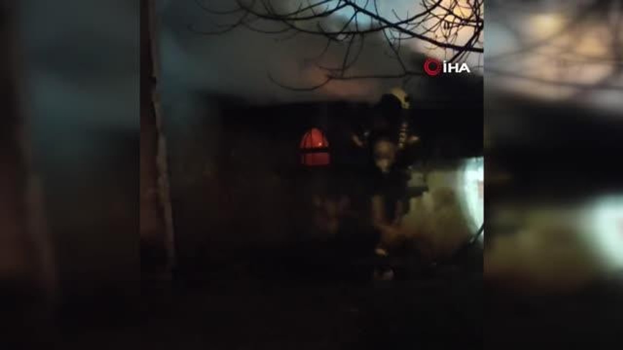 Başakşehir'de gece vakti korkutan gecekondu yangını