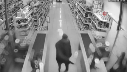 Kafasına kadın çorabı taktı, marketin kasasını böyle boşalttı