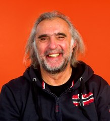 Derrière le nom de Constantin Pappas, une voix connue des Français