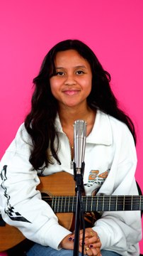 Orelsan, Lomepal, Gazo… Maheva reprend des titres connus à la guitare