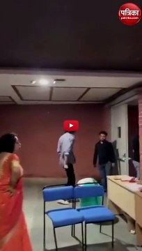 Video: एमिटी यूनिवर्सिटी में चले लात-घूंसे, स्टूल को लेकर हुआ विवाद