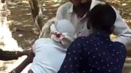 Video: मां ने बेटे के साथ मिलकर पति को जमकर पीटा और फिर काट दिया ये अंग...