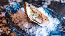 Tres reconocidos chefs elaboran una personal y exquisita receta con ostras en Galería Canalejas