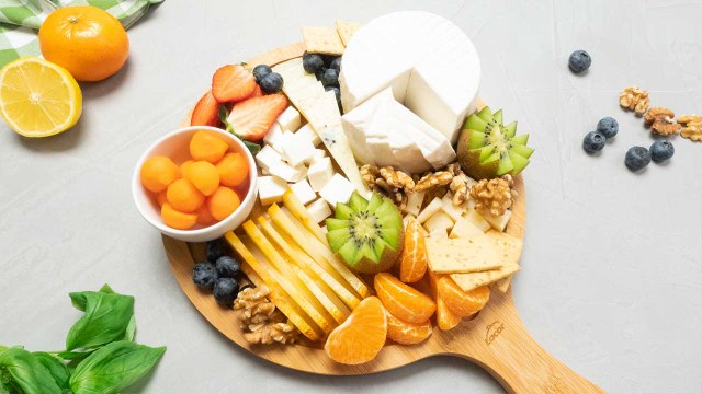 Tabla de queso y fruta: el plato fácil y rápido que mejorará tu estado de ánimo y tu bronceado