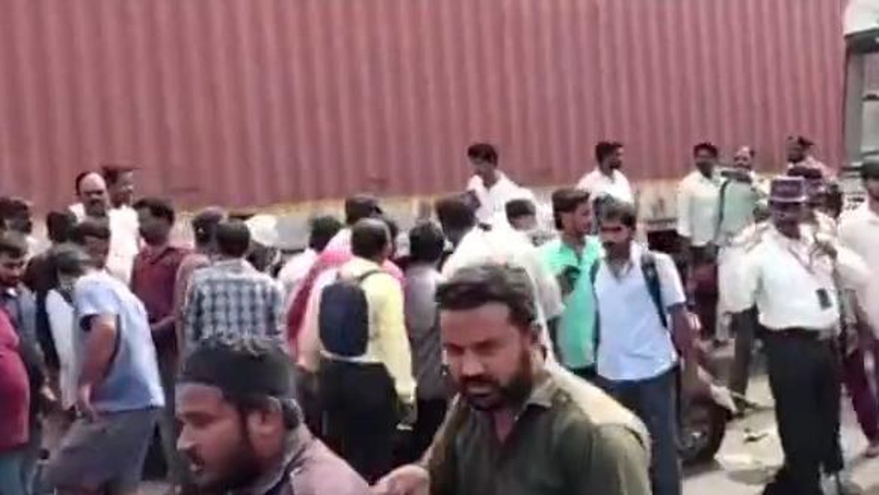 సంగారెడ్డి: హైవేపై కారును ఢీకొన్న ఆర్టీసీ బస్సు