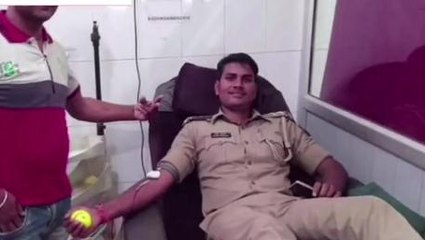 कुशीनगर: दरोगा ने पेश की मानवता की मिशाल, रक्तदान कर बचाया मरीज की जान