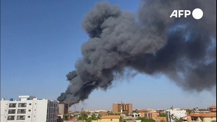 Habitantes huyen de la capital de Sudán, donde siguen los combates