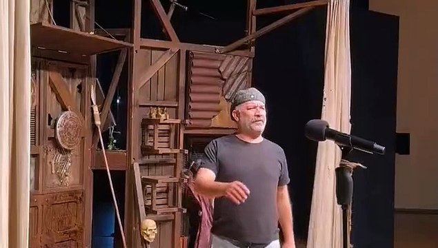 Şevket Çoruh tiyatro sahnesinden seslendi! Gazetecilik suç değildir, Serdar Akinan'ı serbest bırakın