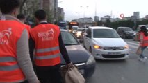 AK Partili milletvekili adayı Bağcılar'da trafikte vatandaşlara iftarlık dağıttı