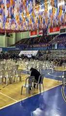 Bekir Bozdağ, Şanlıurfa'da boş salona konuştu