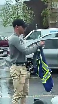 Il va faire ses grosses courses au supermarché et rentre en trottinette